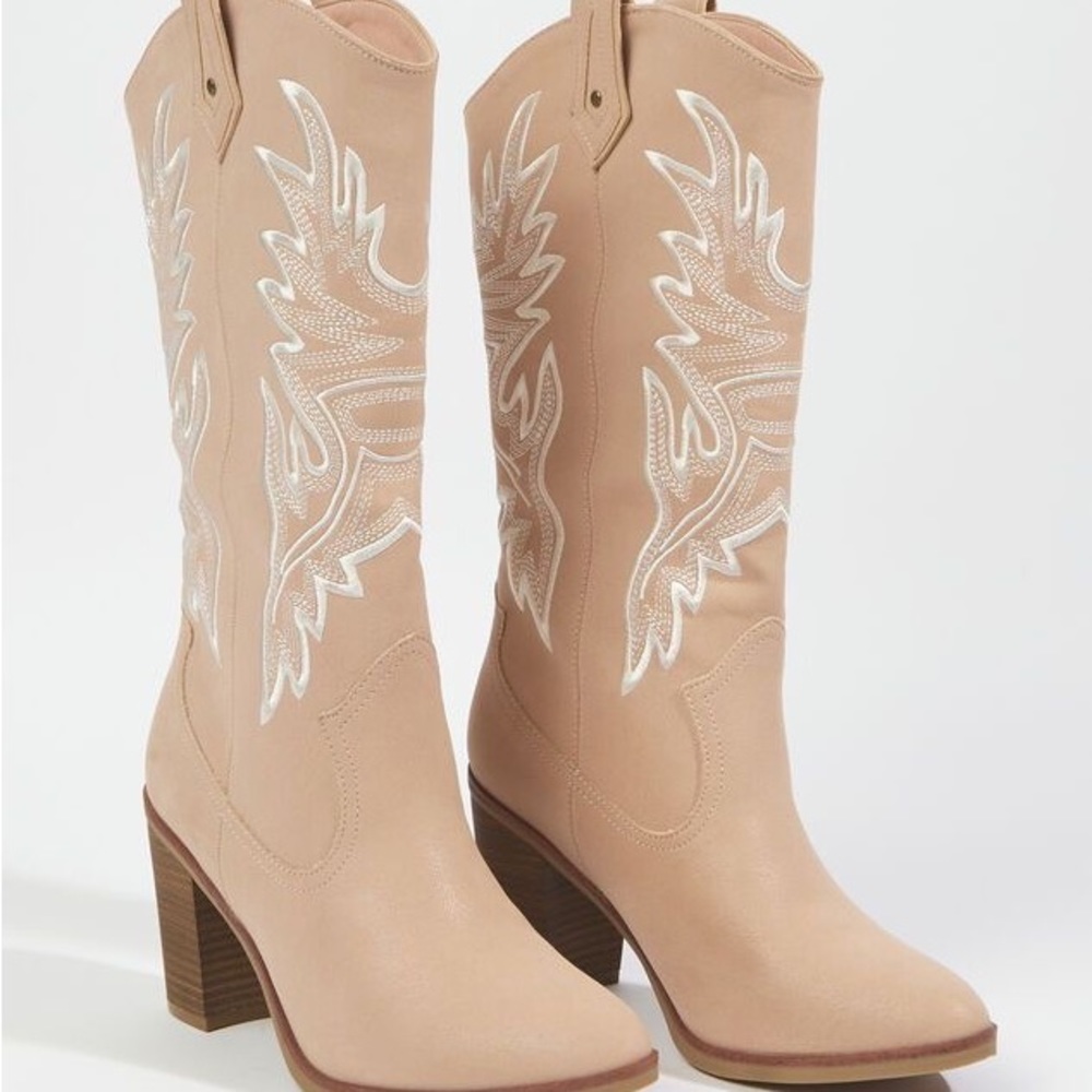 BRAND NEW!! Women’s beautifully designed blush pink and white cow boy boots